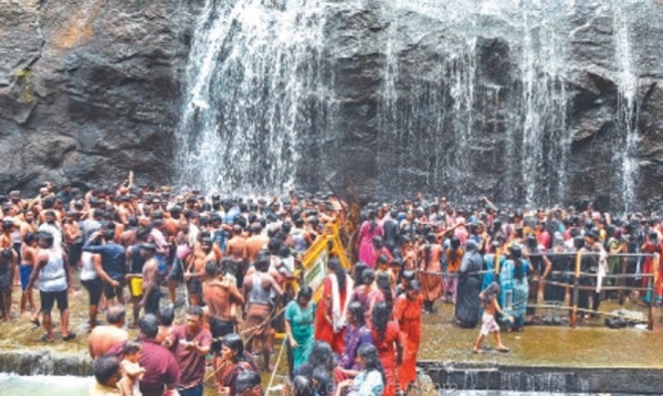 குற்றால அருவிகளில் நீர்வரத்து சரிவு - விடுமுறையில் வந்த சுற்றுலாப் பயணிகள் ஏமாற்றம் குற்றால அருவிகளில் நீர்வரத்து சரிவு - விடுமுறையில் வந்த சுற்றுலாப் பயணிகள் ஏமாற்றம்