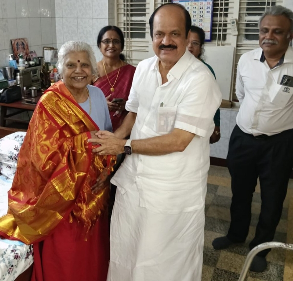 Speaker J.C.D. Prabhakar meets veteran singer L.R. Eswari. Speaker J.C.D. Prabhakar meets veteran singer L.R. Eswari.