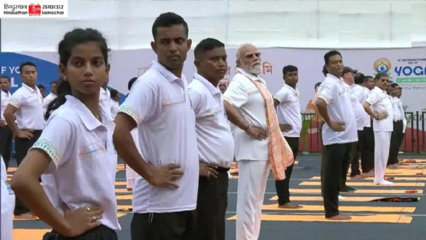 பிரதமர் மோடி கொல்கத்தா நகரில் யோகா செய்கிறார். பிரதமர் மோடி கொல்கத்தா நகரில் யோகா செய்கிறார்.