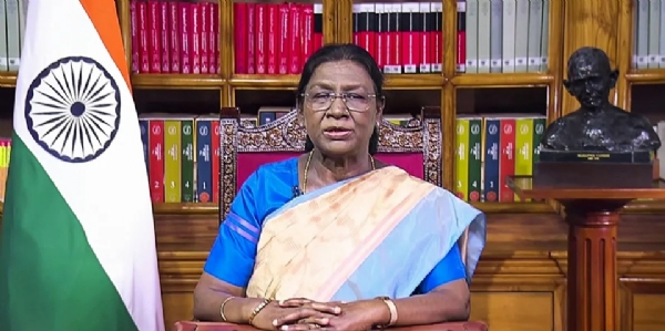 இன்று 65 சாதனையாளர்களுக்கு பத்ம விருதுகளை குடியரசுத் தலைவர் திரௌபதி முர்மு வழங்குகிறார் இன்று 65 சாதனையாளர்களுக்கு பத்ம விருதுகளை குடியரசுத் தலைவர் திரௌபதி முர்மு வழங்குகிறார்