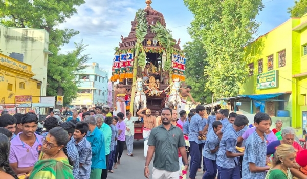 ஸ்ரீவில்லிபுத்தூர் ஆண்டாள் கோயிலில் ஆனி சுவாதி உற்சவம் - செப்புத்தேரோட்டத்தில் திரளான பக்தர்கள் பங்கேற்பு ஸ்ரீவில்லிபுத்தூர் ஆண்டாள் கோயிலில் ஆனி சுவாதி உற்சவம் - செப்புத்தேரோட்டத்தில் திரளான பக்தர்கள் பங்கேற்பு