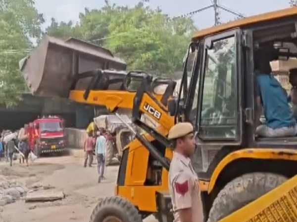 டெல்லியில்  ஆக்கிரமிப்புகள், அங்கீகரிக்கப்படாத கட்டமைப்புகளை அகற்றம்