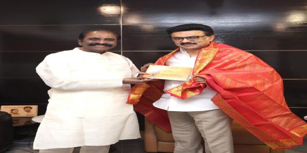 முன்னாள் முதல்வர் மு.க.ஸ்டாலினை சந்தித்து ஞானபீட விருது விழா அழைப்பிதழை வழங்கிய கவிப்பேரரசு வைரமுத்து