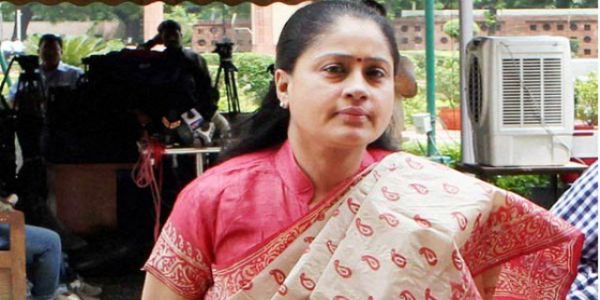 தனியார் கல்லூரிகள் தரநிலைகளை பின்பற்றினால் தான் கட்டணம் திருப்பிச் செலுத்தும் தொகை வழங்க வேண்டும்- தெலங்கானா அரசுக்கு விஜயசாந்தி வலியுறுத்தல்