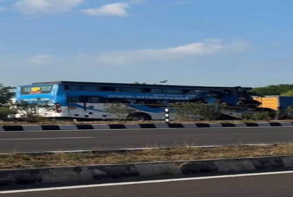 Accident: Private bus rams into a stationary lorry