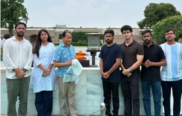 Sonam Wangchuk pays tribute to Mahatma Gandhi