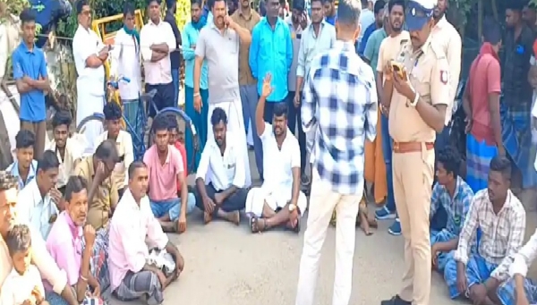 அரக்கோணத்தில் புதிய டாஸ்மாக் கடைக்கு எதிர்ப்பு - பொதுமக்கள் சாலை மறியல் போராட்டம்