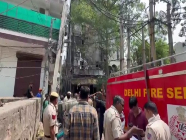டெல்லி மால்வியா நகர் உணவகத்தில் பயங்கர தீ விபத்து - 11 பேர் உயிருடன் மீட்பு