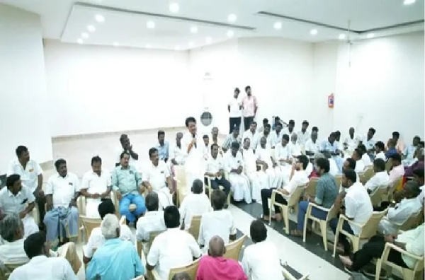 புதுக்கோட்டை தெற்கு மாவட்ட அதிமுகவில் பெரும் குழப்பம் - 1170 நிர்வாகிகள் கூண்டோடு ராஜினாமா
