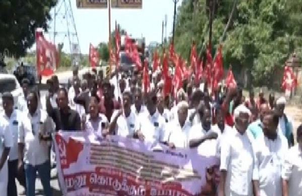 விவசாய நில கையகப்படுத்தலுக்கு எதிர்ப்பு - ஆட்சியர் அலுவலகம் முன் விவசாயிகள் போராட்டம்