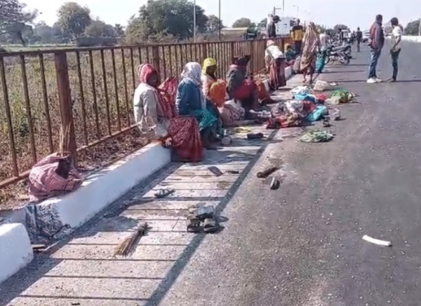 சாலையோரம் அமர்ந்திருந்த பெண்கள் மீது சீறிப்பாய்ந்த கார் - மூன்று கட்டிடத் தொழிலாளர்கள் படுகாயம்