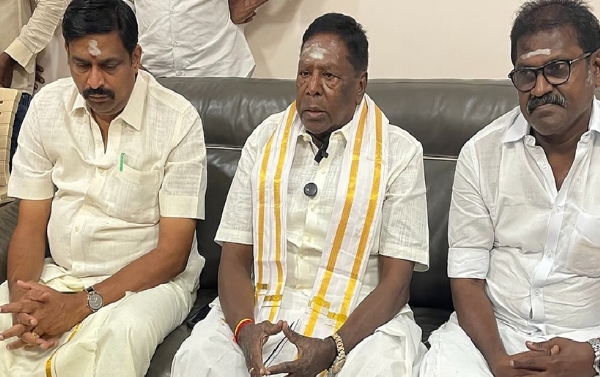 பழனி முருகன் கோயிலில் புதுச்சேரி முன்னாள் முதல்வர் நாராயணசாமி வழிபாடு பழனி முருகன் கோயிலில் புதுச்சேரி முன்னாள் முதல்வர் நாராயணசாமி வழிபாடு