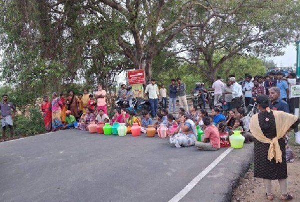 குடிநீர் கேட்டு பொதுமக்கள் சாலை மறியல் - சேலத்தில் அரசு பேருந்தை சிறைபிடித்ததால் போக்குவரத்து பாதிப்பு குடிநீர் கேட்டு பொதுமக்கள் சாலை மறியல் - சேலத்தில் அரசு பேருந்தை சிறைபிடித்ததால் போக்குவரத்து பாதிப்பு
