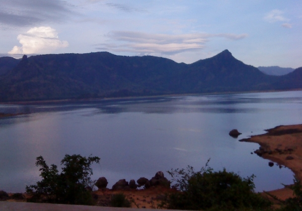 Ban on bathing for tourists at Manimutharu Dam continues Ban on bathing for tourists at Manimutharu Dam continues