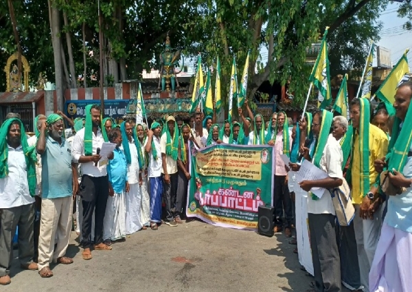 விழுப்புரம் விவசாயிகள் முக்காடு அணிந்து நூதனப் போராட்டம்