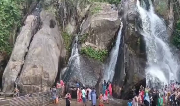 குற்றால அருவிகளில் சுற்றுலாப் பயணிகளின் வருகை உயர்வு  - ஐந்தருவி, பழைய குற்றாலத்தில் குளிக்க அனுமதி