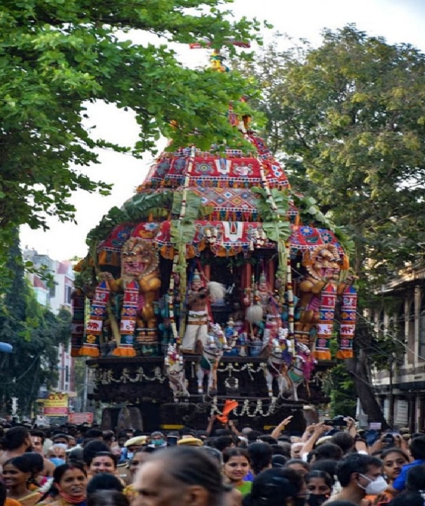 திருவல்லிக்கேணி பார்த்தசாரதி கோயில் தேரோட்டத்தில் விபத்து - மின் கம்பியில் சிக்கி குடை சரிந்ததால் பக்தர்கள் அதிர்ச்சி