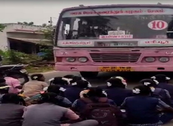 திருப்பரங்குன்றம் அருகே அரசு பேருந்து வசதி கோரி கிராம மக்களுடன் மாணவர்கள் சாலை மறியல் திருப்பரங்குன்றம் அருகே அரசு பேருந்து வசதி கோரி கிராம மக்களுடன் மாணவர்கள் சாலை மறியல்