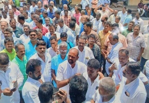 மதுரையில் டாஸ்மாக் ஊழியர்கள் போராட்டம் - மண்டல அலுவலகம் முற்றுகையிட முயன்ற 50க்கும் மேற்பட்டோர் கைது மதுரையில் டாஸ்மாக் ஊழியர்கள் போராட்டம் - மண்டல அலுவலகம் முற்றுகையிட முயன்ற 50க்கும் மேற்பட்டோர் கைது