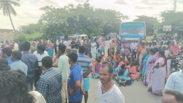 சேலம் அருகே கூடுதல் பேருந்து கேட்டு மாணவர்கள், பெற்றோர் சாலை மறியல் - போக்குவரத்து ஒரு மணி நேரம் ஸ்தம்பிப்பு சேலம் அருகே கூடுதல் பேருந்து கேட்டு மாணவர்கள், பெற்றோர் சாலை மறியல் - போக்குவரத்து ஒரு மணி நேரம் ஸ்தம்பிப்பு