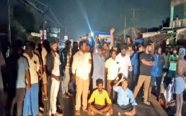 சென்னை திருவொற்றியூரில் 7 மணி நேரம் தொடர் மின்வெட்டு - பொதுமக்கள் சாலை மறியல் சென்னை திருவொற்றியூரில் 7 மணி நேரம் தொடர் மின்வெட்டு - பொதுமக்கள் சாலை மறியல்