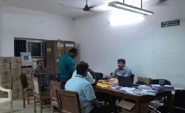 ஓரத்தநாடு வேளாண் உதவி இயக்குநர் அலுவலகத்தில் லஞ்ச ஒழிப்புத்துறை அதிரடி சோதனை – கணக்கில் வராத ரூ.6 லட்சம் பறிமுதல் ஓரத்தநாடு வேளாண் உதவி இயக்குநர் அலுவலகத்தில் லஞ்ச ஒழிப்புத்துறை அதிரடி சோதனை – கணக்கில் வராத ரூ.6 லட்சம் பறிமுதல்