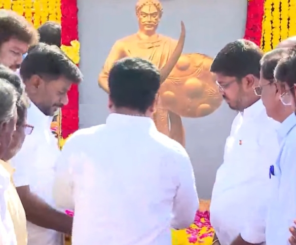 சுதந்திரப் போராட்ட வீரர் அழகுமுத்துக்கோனின் பிறந்தநாள் விழா - அமைச்சர்கள் மலர்தூவி மரியாதை சுதந்திரப் போராட்ட வீரர் அழகுமுத்துக்கோனின் பிறந்தநாள் விழா - அமைச்சர்கள் மலர்தூவி மரியாதை