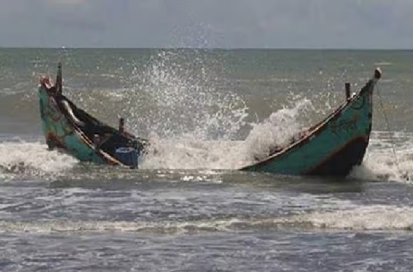 படகு கவிழ்ந்து விபத்து - குமரி கோவளத்தில் ராட்சத அலையில் சிக்கிய மீனவரை தேடும் பணிகள் தீவிரம் படகு கவிழ்ந்து விபத்து - குமரி கோவளத்தில் ராட்சத அலையில் சிக்கிய மீனவரை தேடும் பணிகள் தீவிரம்