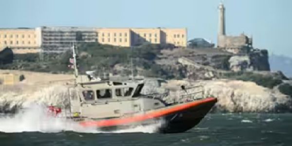 அல்காட்ராஸ் தீவு அருகே படகு கவிழ்ந்த விபத்தில் ஒருவர் பலி - மாயமான இருவரை தேடும் பணிகள் தீவிரம்