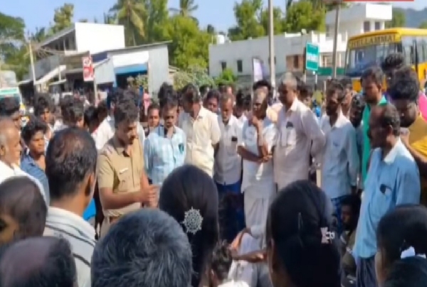 மணப்பாறை அருகே ஊர் பெயர் மாற்றத்திற்கு எதிர்ப்பு - பொதுமக்கள், மாணவர்கள் சாலை மறியலால் பரபரப்பு மணப்பாறை அருகே ஊர் பெயர் மாற்றத்திற்கு எதிர்ப்பு - பொதுமக்கள், மாணவர்கள் சாலை மறியலால் பரபரப்பு