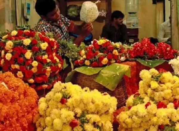 புதுக்கோட்டையில் பூக்கள் விலை கிடுகிடு உயர்வு - வெயிலால் விளைச்சல் சரிவு புதுக்கோட்டையில் பூக்கள் விலை கிடுகிடு உயர்வு - வெயிலால் விளைச்சல் சரிவு