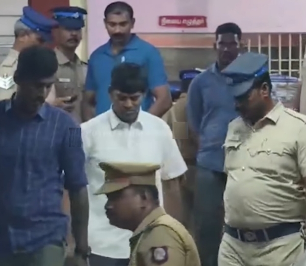லஞ்சம் வாங்கிய விவகாரம் - முன்னாள் த.வெ.க நிர்வாகி மாம்பாக்கம் ஊராட்சிமன்ற தலைவர் வீராசாமி கைது லஞ்சம் வாங்கிய விவகாரம் - முன்னாள் த.வெ.க நிர்வாகி மாம்பாக்கம் ஊராட்சிமன்ற தலைவர் வீராசாமி கைது