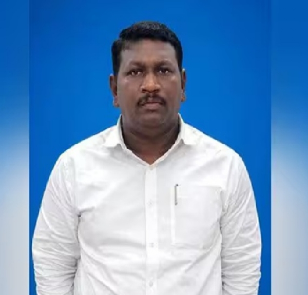 கேரள இளம்பெண்ணை வேலை வாங்கி தருவதாக கூறி பலாத்காரம் செய்த புதுச்சேரி தொழிலதிபர் கைது கேரள இளம்பெண்ணை வேலை வாங்கி தருவதாக கூறி பலாத்காரம் செய்த புதுச்சேரி தொழிலதிபர் கைது