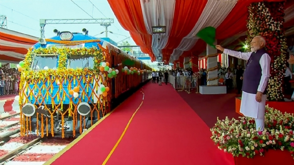 இந்தியாவின் முதல் ஹைட்ரஜன் ரயிலை பிரதமர் மோடி தொடங்கி வைத்தார் இந்தியாவின் முதல் ஹைட்ரஜன் ரயிலை பிரதமர் மோடி தொடங்கி வைத்தார்