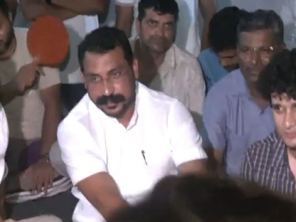சோனம் வாங்சுக் மருத்துவமனையில் அனுமதிக்கப்பட்டதை தொடர்ந்து போராட்டத்தில் இணைந்த சந்திரசேகர் ஆசாத் சோனம் வாங்சுக் மருத்துவமனையில் அனுமதிக்கப்பட்டதை தொடர்ந்து போராட்டத்தில் இணைந்த சந்திரசேகர் ஆசாத்