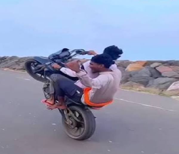 கோவை - பொள்ளாச்சி சாலையில் சிறுவர்கள் பைக் சாகசம் - வைரல் வீடியோவை அடுத்து 5 பெற்றோர் மீது வழக்குப் பதிவு கோவை - பொள்ளாச்சி சாலையில் சிறுவர்கள் பைக் சாகசம் - வைரல் வீடியோவை அடுத்து 5 பெற்றோர் மீது வழக்குப் பதிவு