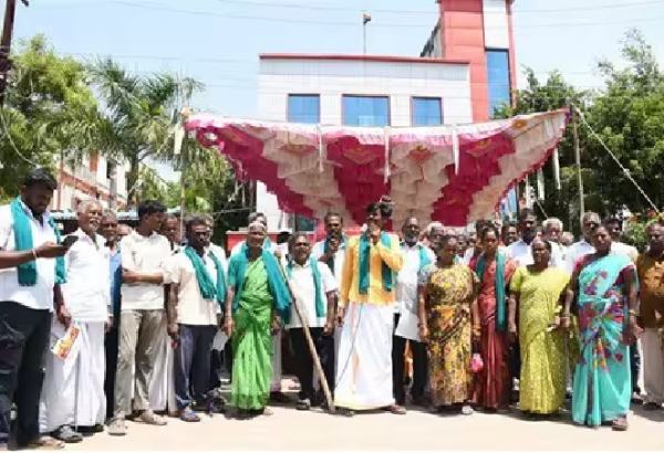Farmers stage protest near Thanjavur Farmers stage protest near Thanjavur