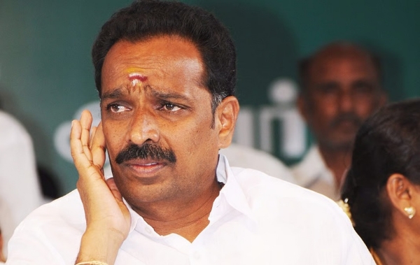ரூ.100 கோடி நில மோசடி வழக்கு - முன்னாள் அமைச்சர் எம்.ஆர்.விஜயபாஸ்கர் உட்பட 17 பேருக்கு குற்றப்பத்திரிகை நகல் வழங்கல் ரூ.100 கோடி நில மோசடி வழக்கு - முன்னாள் அமைச்சர் எம்.ஆர்.விஜயபாஸ்கர் உட்பட 17 பேருக்கு குற்றப்பத்திரிகை நகல் வழங்கல்