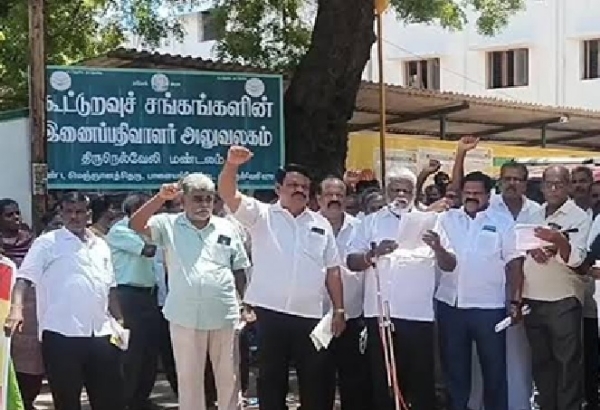 கூட்டுறவு வங்கி ஊழியர்கள் வேலைநிறுத்தம் -பொதுமக்கள் கடும் அவதி கூட்டுறவு வங்கி ஊழியர்கள் வேலைநிறுத்தம் -பொதுமக்கள் கடும் அவதி