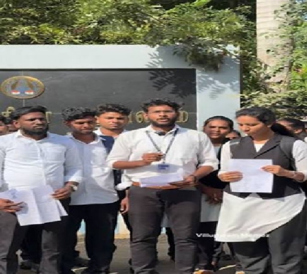 டெல்லி மாணவர்கள் மீதான தடியடிக்கு கண்டனம் - வேலூர் சட்டக் கல்லூரி மாணவர்கள் போராட்டம் டெல்லி மாணவர்கள் மீதான தடியடிக்கு கண்டனம் - வேலூர் சட்டக் கல்லூரி மாணவர்கள் போராட்டம்