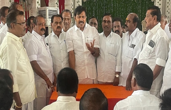 பழனி கோயில் நில மோசடியைக் கண்டித்து அதிமுக சார்பில் ஜூலை 25-ம் தேதி ஆர்ப்பாட்டம் பழனி கோயில் நில மோசடியைக் கண்டித்து அதிமுக சார்பில் ஜூலை 25-ம் தேதி ஆர்ப்பாட்டம்