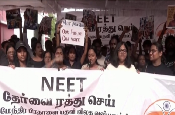 தேர்வு முறைகேடுகளை கண்டித்து டெல்லி மாணவர்களுக்கு ஆதரவு - சென்னையில் 2-வது நாளாக தொடரும் போராட்டம்