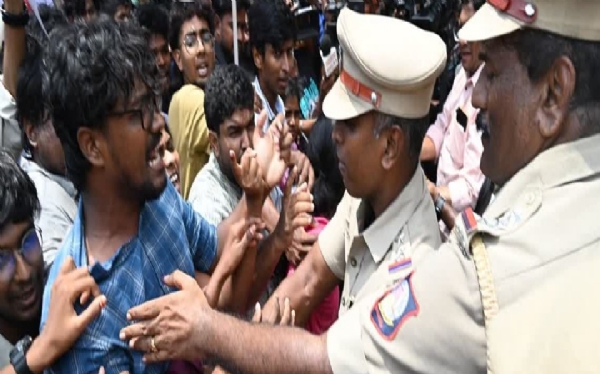 தஞ்சையில் நீட் தேர்வு முறைகேடு கண்டித்து மாணவர்கள் சாலை மறியல் - போலீசார் குண்டு கட்டாக கைது தஞ்சையில் நீட் தேர்வு முறைகேடு கண்டித்து மாணவர்கள் சாலை மறியல் - போலீசார் குண்டு கட்டாக கைது