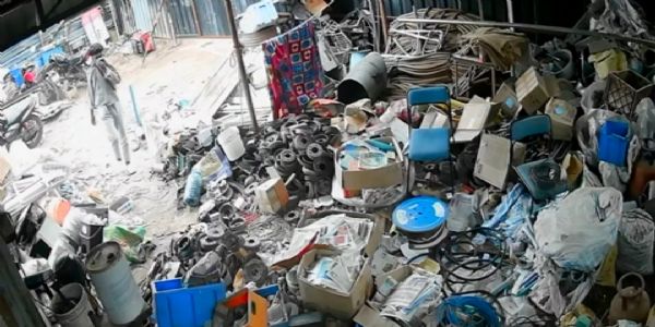 கேட்டிற்கு அடியில் நுழைந்து ‘கூலாக’ திருட்டு - ரூ.45,000 மதிப்பிலான காப்பர் கம்பிகள் ஆட்டைய போட்டம் திருடன்