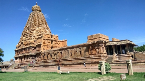 தஞ்சை பெரிய கோயிலில் முத்தரப்பு அதிகாரிகள் திடீர் கூட்டாய்வு தஞ்சை பெரிய கோயிலில் முத்தரப்பு அதிகாரிகள் திடீர் கூட்டாய்வு