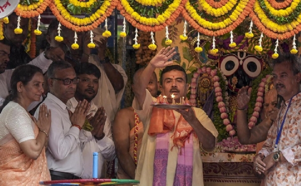 உல்டா ரத யாத்திரை விழாவில் மேற்கு வங்க முதல்வர் சுவேந்து அதிகாரி முதன்முறையாக பங்கேற்பு உல்டா ரத யாத்திரை விழாவில் மேற்கு வங்க முதல்வர் சுவேந்து அதிகாரி முதன்முறையாக பங்கேற்பு