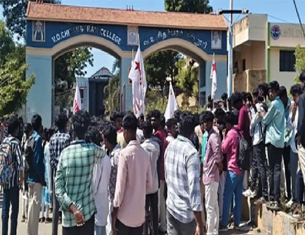 நீட் தேர்வை ரத்து செய்யக் கோரி தூத்துக்குடியில் கல்லூரி மாணவர்கள் ஆர்ப்பாட்டம்