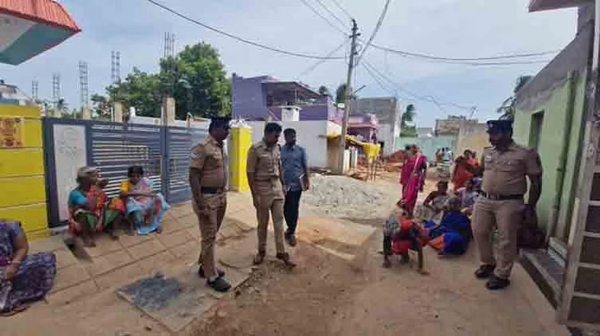 ஆம்பூர் அருகே மனைவியை அடித்துக் கொன்ற கணவன் தலைமறைவு - போலீசார் வலைவீச்சு ஆம்பூர் அருகே மனைவியை அடித்துக் கொன்ற கணவன் தலைமறைவு - போலீசார் வலைவீச்சு