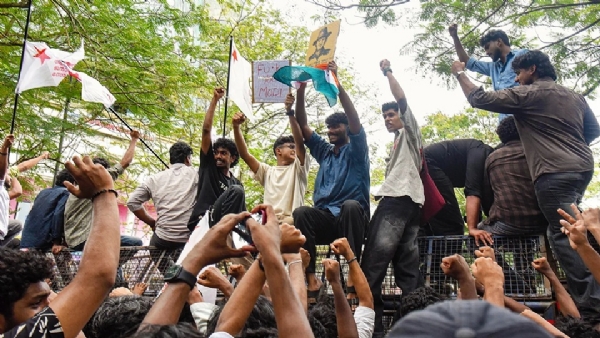 பவானியில் நீட் தேர்வுக்கு எதிராக மாணவர்கள் கண்டன ஆர்ப்பாட்டம்