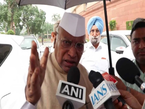 நீட் விவகாரம் குறித்து பிரதமர் மோடி விளக்கம் அளிக்க வேண்டும் - காங்கிரஸ் தலைவர் மல்லிகார்ஜுன கார்கே வலியுறுத்தல் நீட் விவகாரம் குறித்து பிரதமர் மோடி விளக்கம் அளிக்க வேண்டும் - காங்கிரஸ் தலைவர் மல்லிகார்ஜுன கார்கே வலியுறுத்தல்